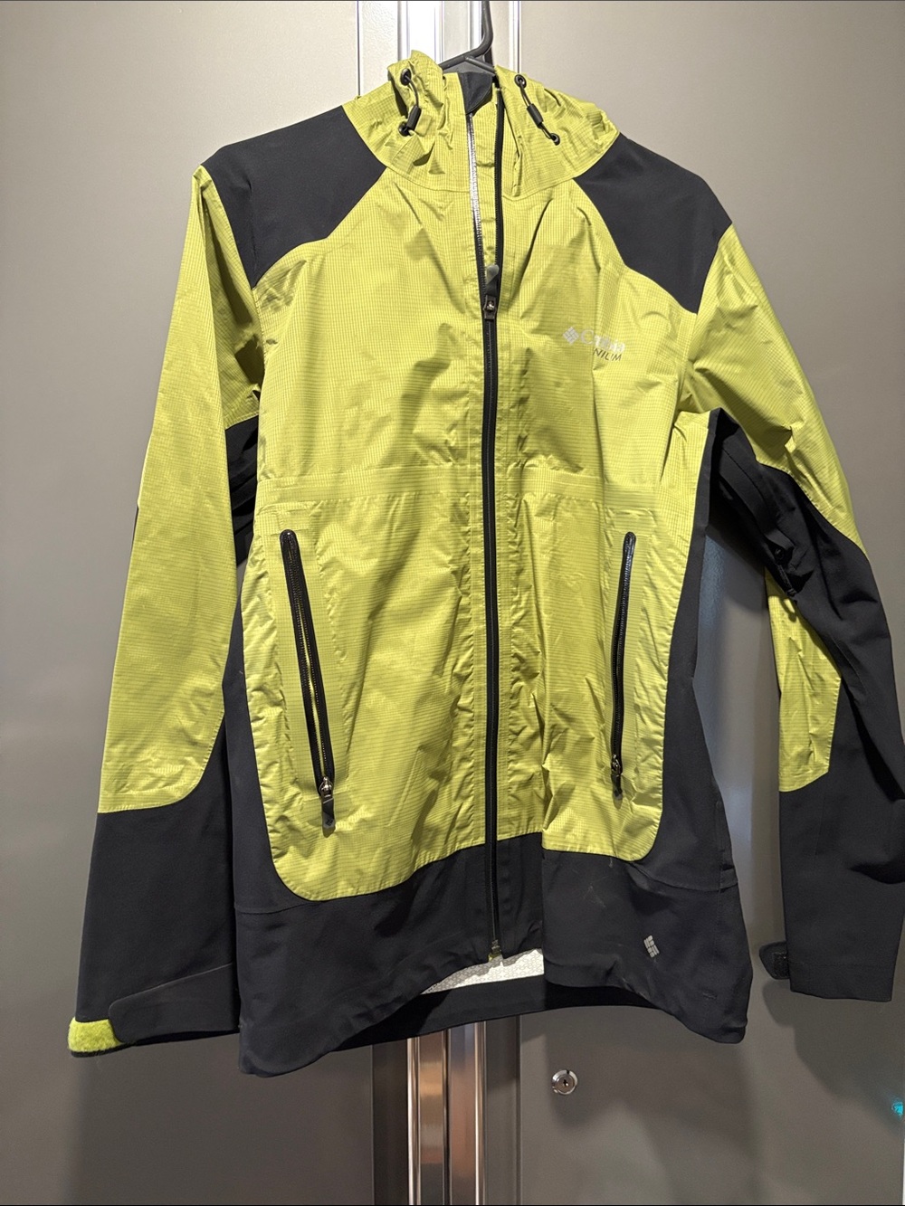 Women’s S/P Columbia Titanium Omni-Tech Green and Black Hooded Rain Jacket.